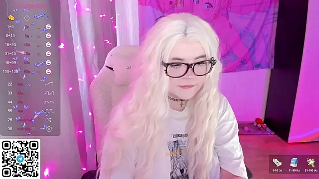 Snapshot of SelenaCute chatting on 04.27.26 SelenaCute online show from 04.27.26