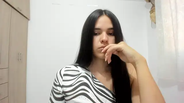 Snapshot of Hana_Zurah chatting on 10.29.25 Hana Zurah online show from 10.29.25