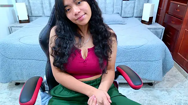 Snapshot of laureentt_ chatting on 02.14.26 laureentt online show from 02.14.26