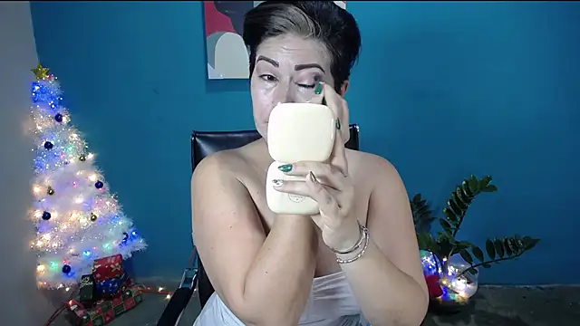 Snapshot of Sunny_rayz_ chatting on 12.18.25 Sunny rayz online show from 12.18.25