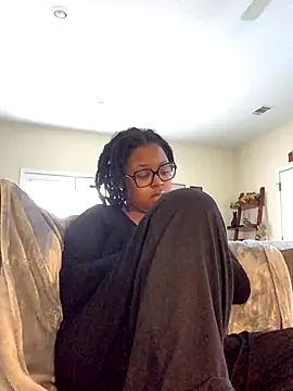 Snapshot of SweetHoneyBunz chatting on 11.28.25 SweetHoneyBunz online show from 11.28.25