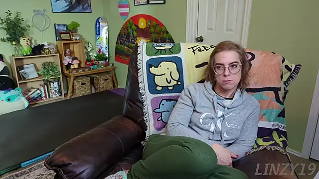 Linzy 19 online show from 02.13.25