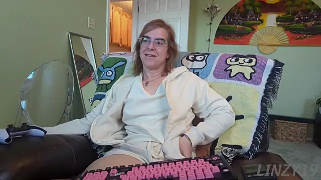 Linzy 19 online show from 09.22.25