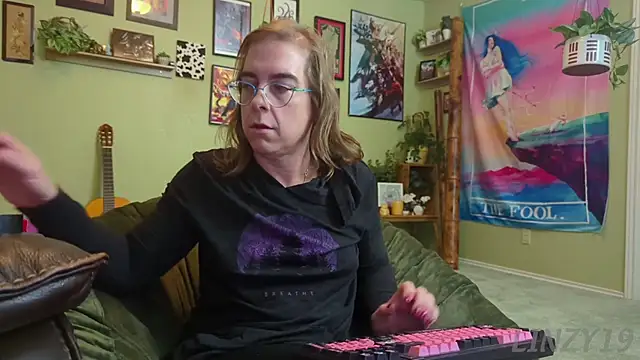 Linzy 19 online show from 11.10.25