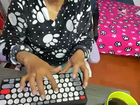 Snapshot of daleska_ayala_1 chatting on 11.14.25 daleska ayala 1 online show from 11.14.25