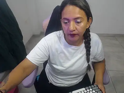 Snapshot of daleska_ayala_1 chatting on 11.28.25 daleska ayala 1 online show from 11.28.25