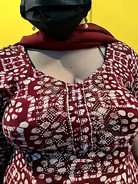 Snapshot of lovely_zara chatting on 01.02.25 lovely zara online show from 01.02.25