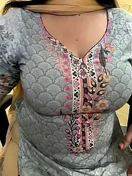 Snapshot of lovely_zara chatting on 01.30.25 lovely zara online show from 01.30.25