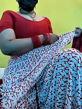 Snapshot of lovely_zara chatting on 02.05.25 lovely zara online show from 02.05.25