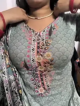 Snapshot of lovely_zara chatting on 03.07.25 lovely zara online show from 03.07.25