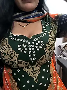 Snapshot of lovely_zara chatting on 11.20.25 lovely zara online show from 11.20.25