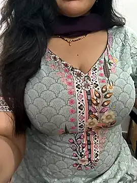 Snapshot of lovely_zara chatting on 12.04.25 lovely zara online show from 12.04.25