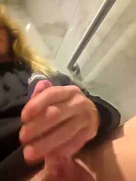 Snapshot of Travislovescum chatting on 11.06.25 Travislovescum online show from 11.06.25