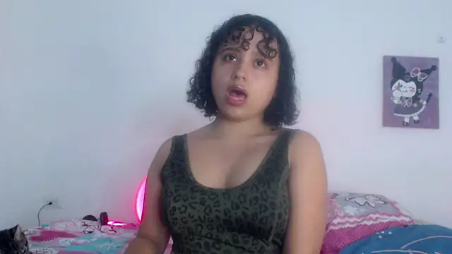 Snapshot of lou_cute chatting on 02.06.25 lou cute online show from 02.06.25