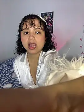 Snapshot of lou_cute chatting on 03.18.25 lou cute online show from 03.18.25