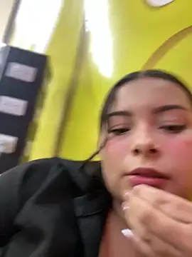 Snapshot of aneesa_darzi chatting on 03.08.25 aneesa darzi online show from 03.08.25