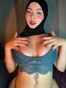 Snapshot of aneesa_darzi chatting on 10.18.25 aneesa darzi online show from 10.18.25