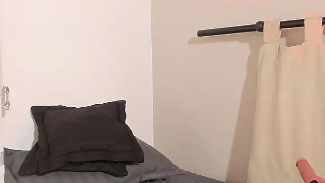 pamela anderson  online show from 02.19.25