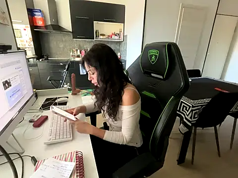 Chloe Ricci online show from 11.10.25