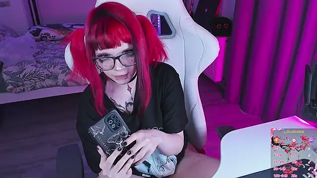 Snapshot of Yumi_Youkai chatting on 11.01.25 Yumi Youkai online show from 11.01.25