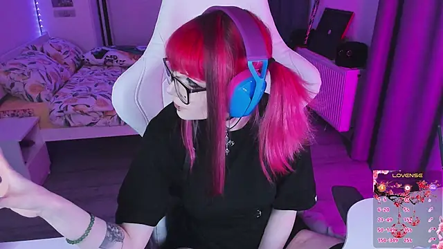 Snapshot of Yumi_Youkai chatting on 12.17.25 Yumi Youkai online show from 12.17.25