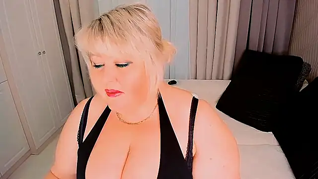 Snapshot of BIGTITSBBW chatting on 01.29.25 BIGTITSBBW online show from 01.29.25