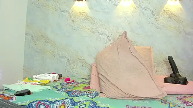 jones maddy  online show from 03.14.25