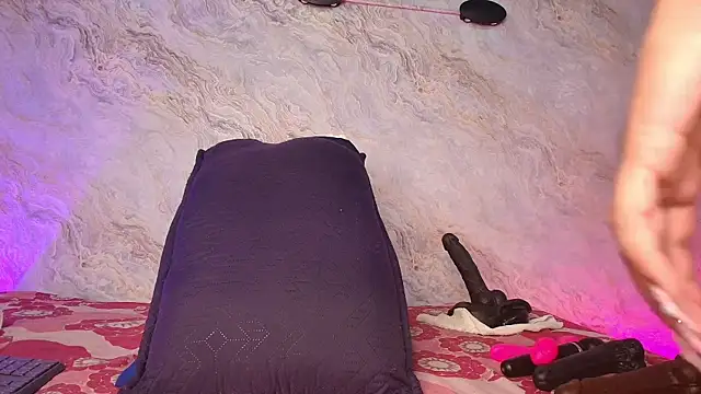 jones maddy  online show from 09.13.25