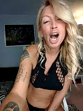 Snapshot of Weloveblue chatting on 01.28.25 Weloveblue online show from 01.28.25