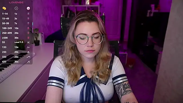 Snapshot of RemyCute chatting on 09.18.25 RemyCute online show from 09.18.25