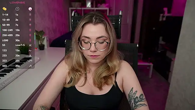 Snapshot of RemyCute chatting on 10.02.25 RemyCute online show from 10.02.25