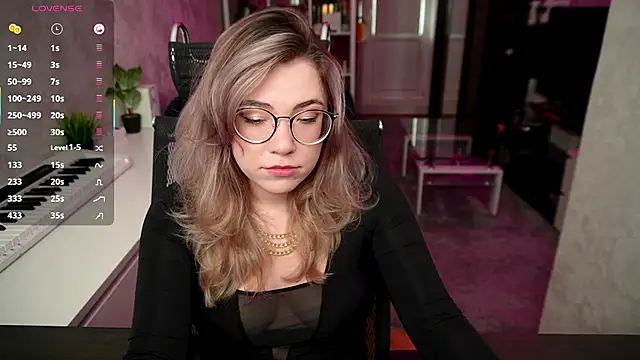 Snapshot of RemyCute chatting on 10.04.25 RemyCute online show from 10.04.25