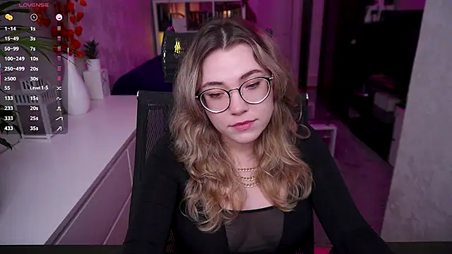 Snapshot of RemyCute chatting on 11.13.25 RemyCute online show from 11.13.25