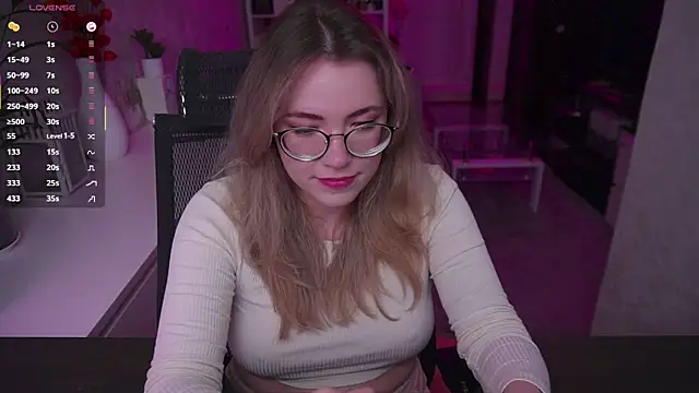 Snapshot of RemyCute chatting on 11.22.25 RemyCute online show from 11.22.25