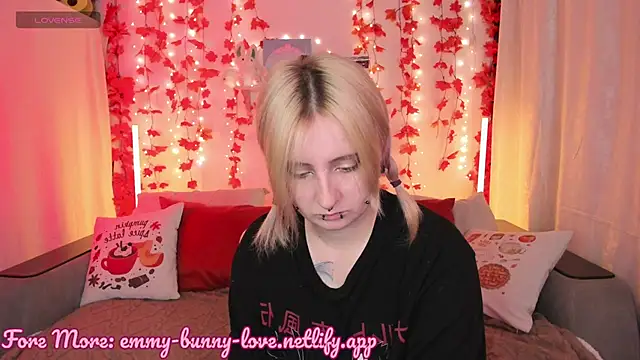 Snapshot of EmmyBunny chatting on 09.19.25 EmmyBunny online show from 09.19.25