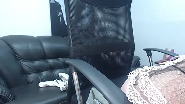 Snapshot of camilleDiaz16 chatting on 10.31.25 camilleDiaz16 online show from 10.31.25