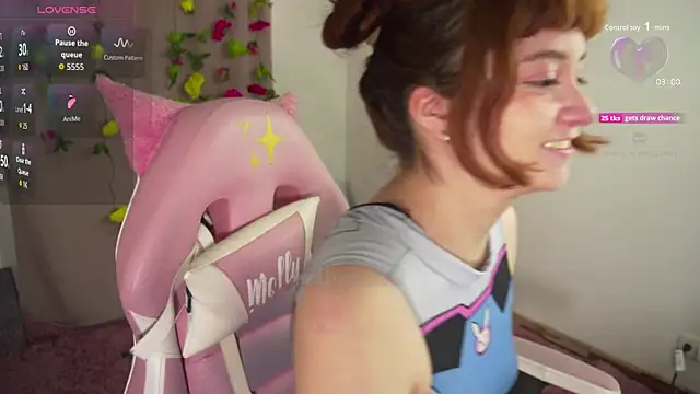 Snapshot of molly_russell chatting on 10.23.25 molly russell online show from 10.23.25