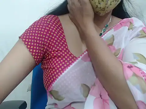 Snapshot of Lovely_Siri_23 chatting on 10.28.25 Lovely Siri 23 online show from 10.28.25