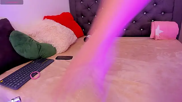 Snapshot of AlissonnFoxx chatting on 12.15.25 AlissonnFoxx online show from 12.15.25