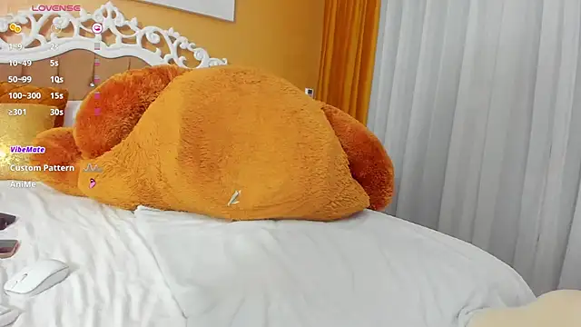 Snapshot of GoldenCaroline chatting on 10.17.25 GoldenCaroline online show from 10.17.25
