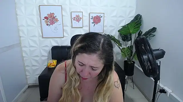 Snapshot of Valentinaa_mature chatting on 02.18.25 Valentinaa mature online show from 02.18.25