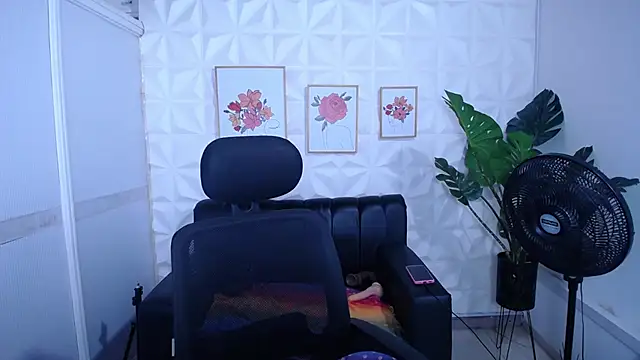 Snapshot of Valentinaa_mature chatting on 10.27.25 Valentinaa mature online show from 10.27.25