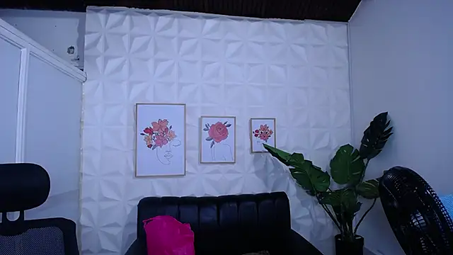 Snapshot of Valentinaa_mature chatting on 11.21.25 Valentinaa mature online show from 11.21.25