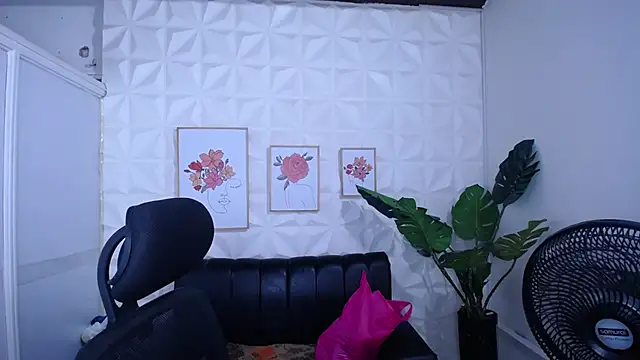 Snapshot of Valentinaa_mature chatting on 11.29.25 Valentinaa mature online show from 11.29.25