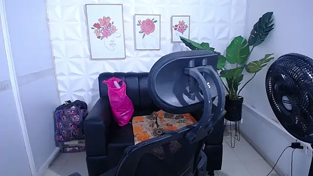 Snapshot of Valentinaa_mature chatting on 11.30.25 Valentinaa mature online show from 11.30.25