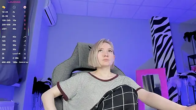 Snapshot of ReiYosimoto chatting on 02.20.26 ReiYosimoto online show from 02.20.26