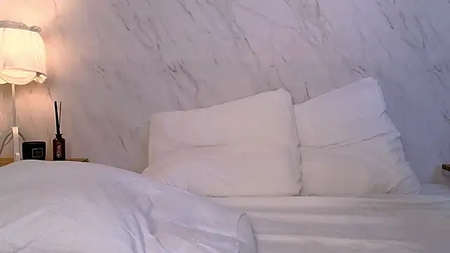 LOLALEWIS online show from 01.08.26