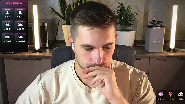 Snapshot of Sweeet__boy chatting on 02.01.25 Sweeet boy online show from 02.01.25