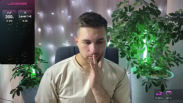 Snapshot of Sweeet__boy chatting on 02.15.25 Sweeet boy online show from 02.15.25