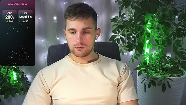 Snapshot of Sweeet__boy chatting on 02.15.25 Sweeet boy online show from 02.15.25